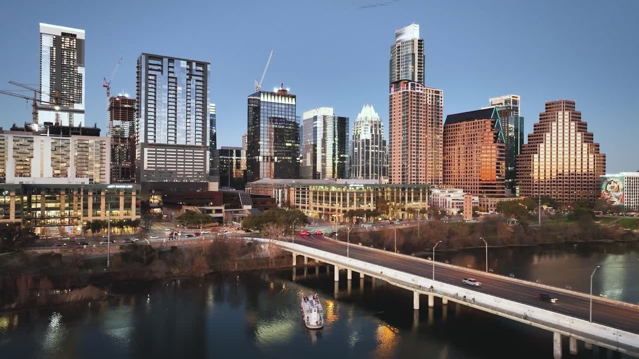 dança aérea de cores sobre o horizonte de austin durante o crepúsculo