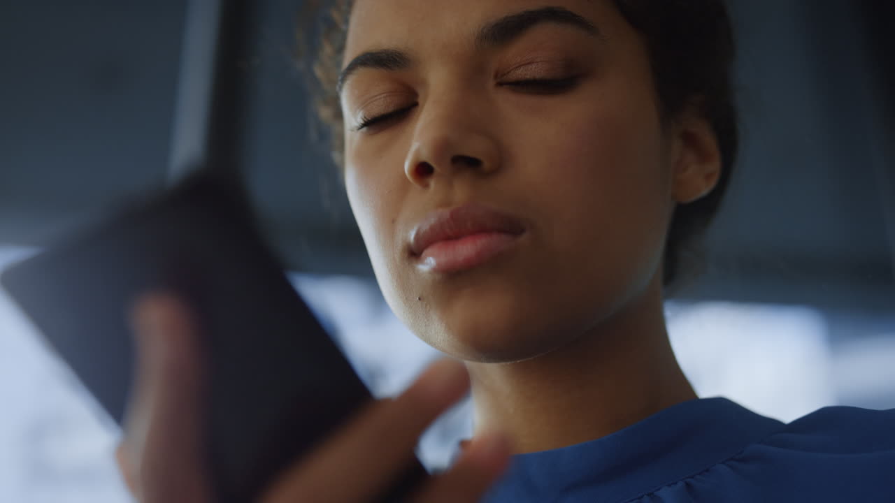 mujer sorprendida de primer plano