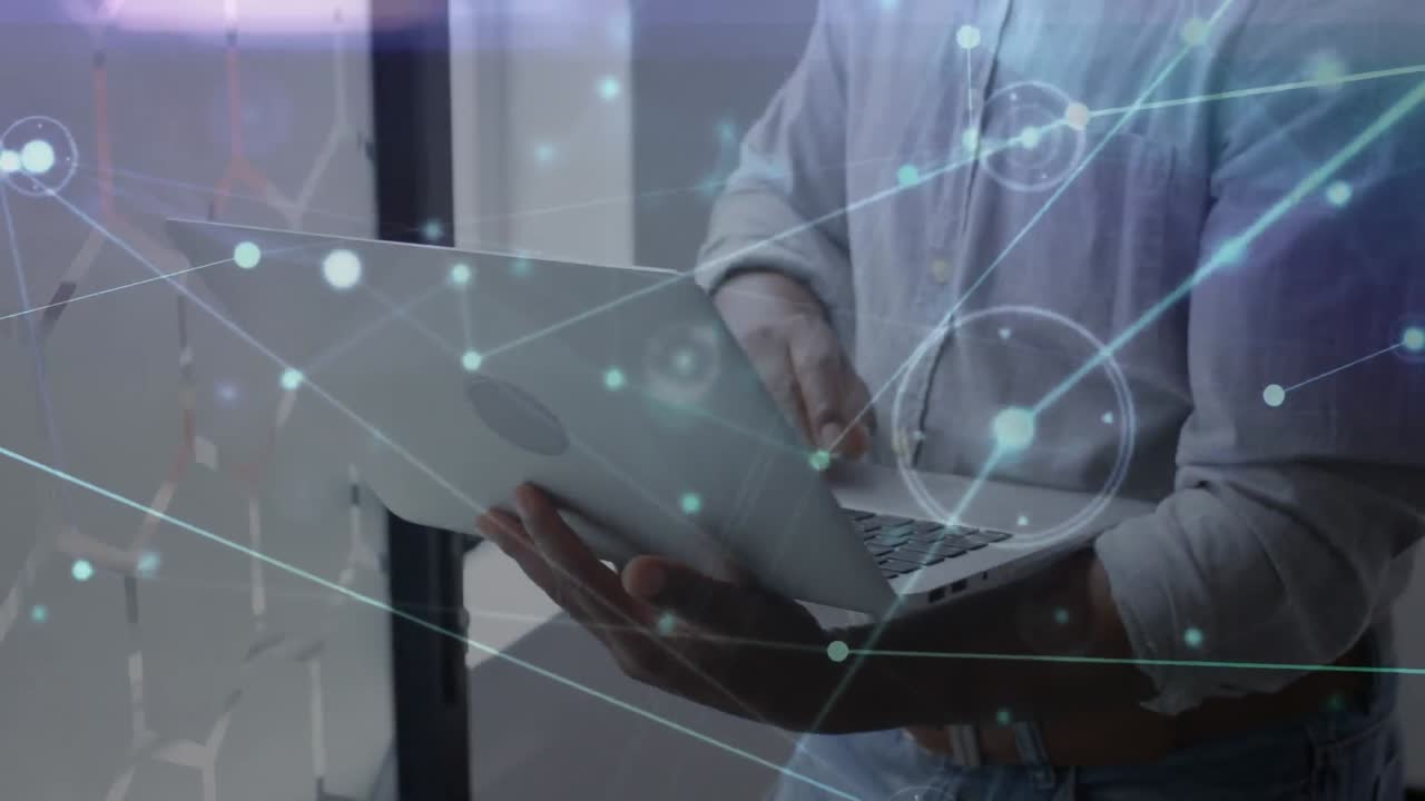 animación de la red de conexiones sobre la sección media de un hombre que usa una computadora portátil cerca de una ventana en la oficina