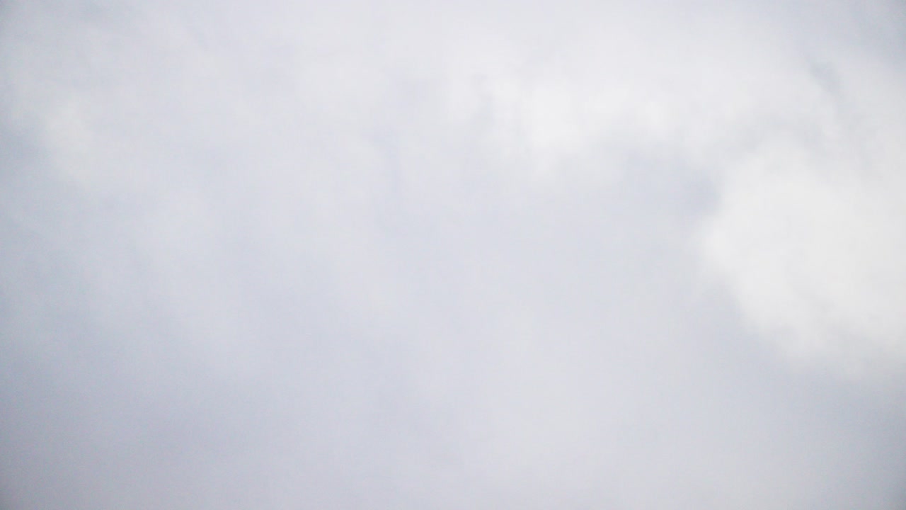 콜로라도 주 볼더 외 ⁇ 의 산 정상 위에 흐르는 안개의 시간 경과