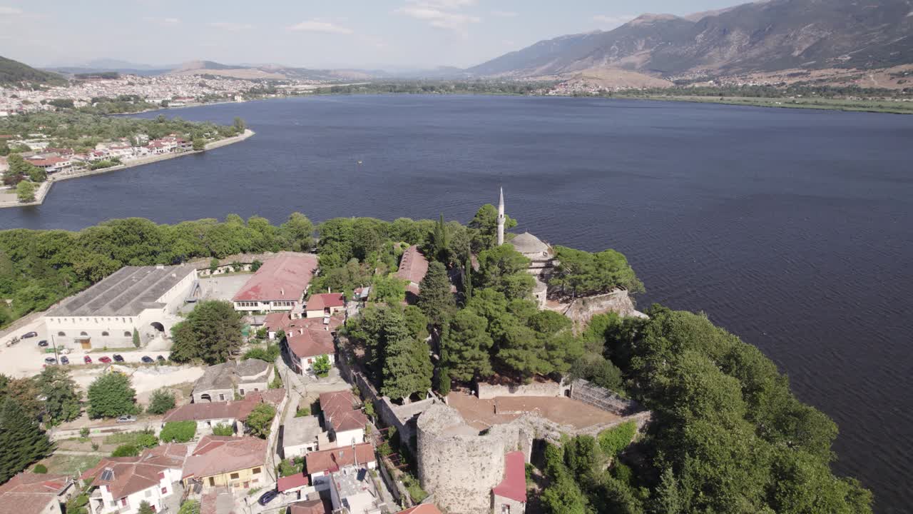 panorama aéreo de la impresionante mezquita aslan pasha en la histórica ioannina, grecia