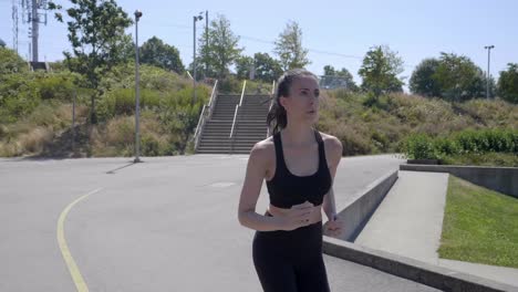 Chica-Deportiva-Corriendo-Al-Aire-Libre-En-Un-Día-Soleado,-Toma-De-Seguimiento-En-Cámara-Lenta