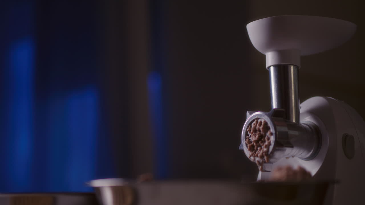 신선한 은 고기가 는 기계에서 나옵니다.