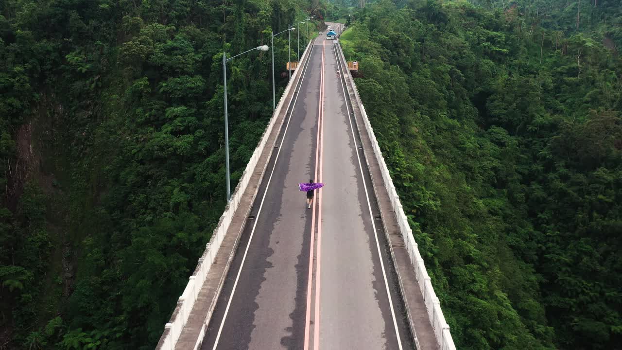 un defensor corriendo activamente en el puente más alto de filipinas