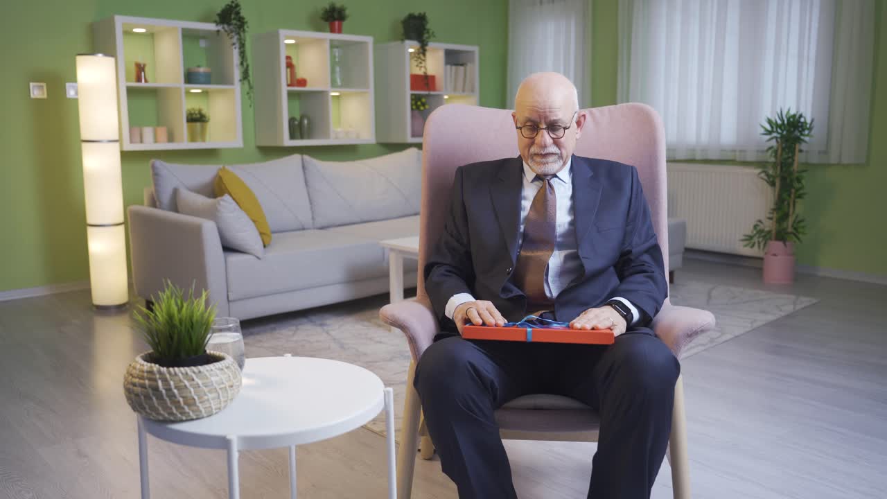 외롭고 슬픈  ⁇ 은이는 슬프게 주위를 둘러보고 있습니다.