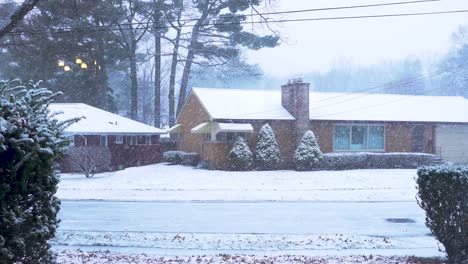 Nieve-Cayendo-Suavemente-Sobre-Un-Pueblo-Frente-Al-Lago-Cerca-Del-Final-Del-Invierno