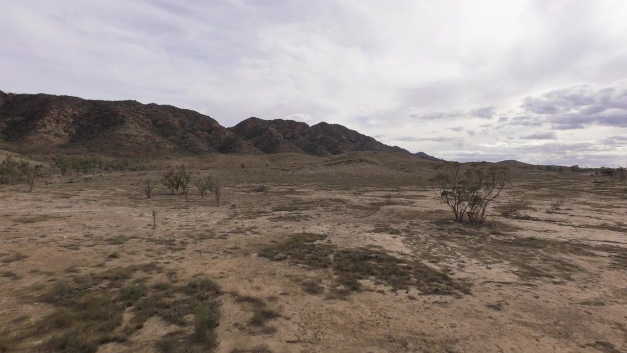 Vista aérea de uma área do outback na Austrália, voo em direção às Cordilheiras Flinders sobre terra seca