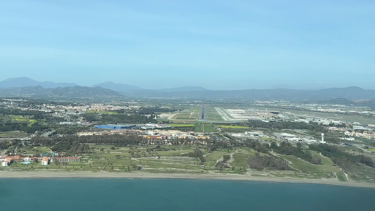 조종사의 관점: 말라가 공항에 접근, 세 스페인, 화창한 여름날