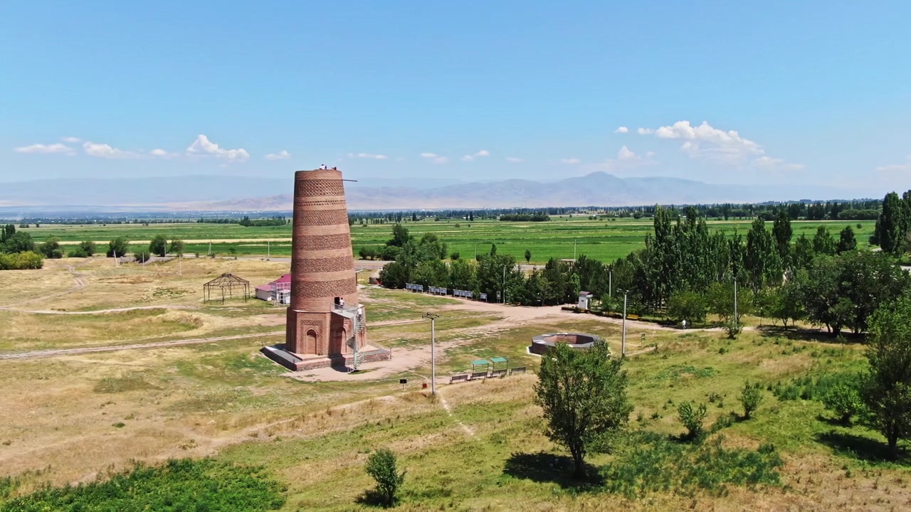 Tomada de drone lateral da Torre Burana no Quirguistão ao meio-dia