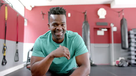 Hombre-Afroamericano-En-Forma-Sonriendo-En-Un-Gimnasio