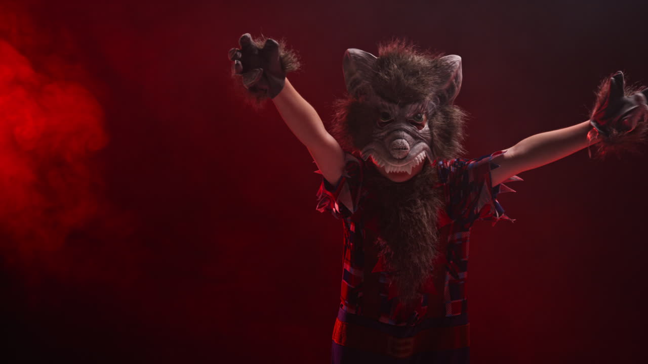 백인 대 괴물 의상을 입은 아이의 스튜디오 은 빨간 연기 배경 조명과 함께 할로윈에 속임수 또는 치료 사람들을 겁내는 1