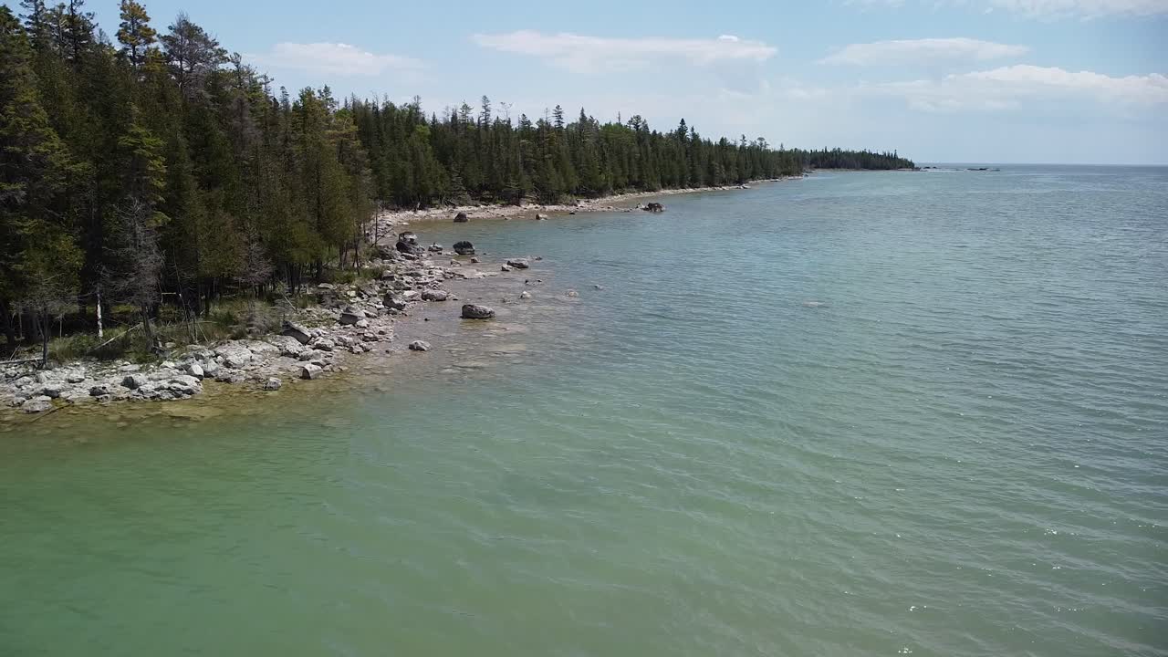 ascensión aérea a la costa del lago, islas les cheneaux, michigan, mirador panorámico de bush bay