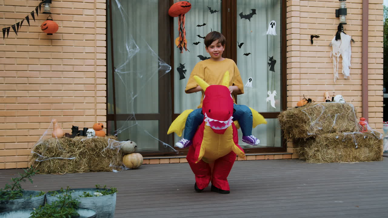 할로윈에 위장된 소년