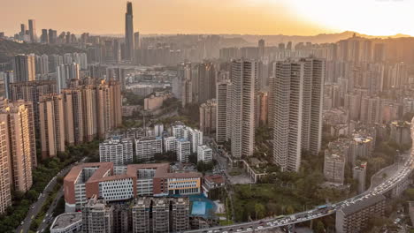 Vista-Aérea-De-La-Bulliciosa-Ciudad-Arquitectura-Urbana-Horizonte-Edificio-Emblemático-Para-El-Flujo-De-Tráfico-Metropolitano-Calle-Intersección-Fondos