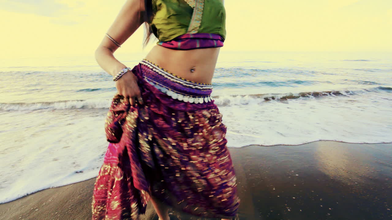 mujer playa baile 00