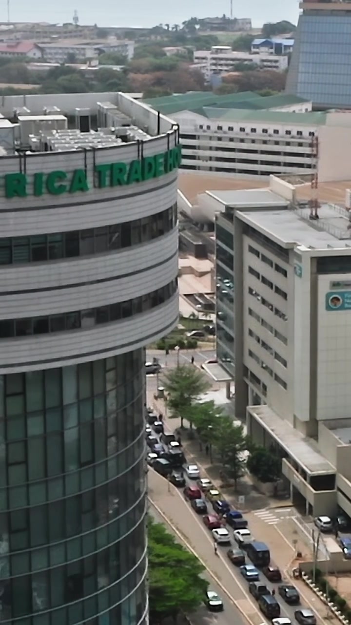 Vista di edifici commerciali ad Accra, Ghana, con skyline della città