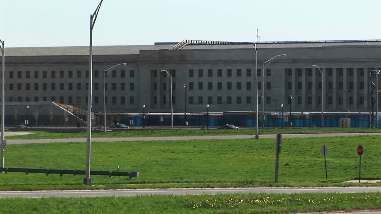 펜타곤 빌딩과 고속도로의 팬라이트