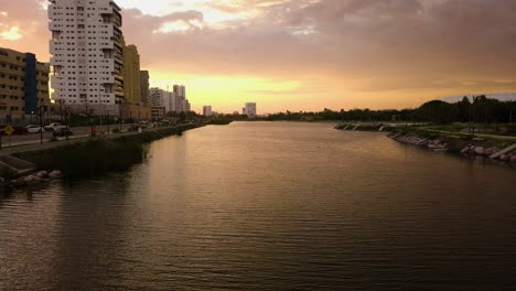 Toma-Inversa-De-Un-Canal-De-Agua-De-La-Ciudad-Puesta-De-Sol-En-Mazatlán,-México