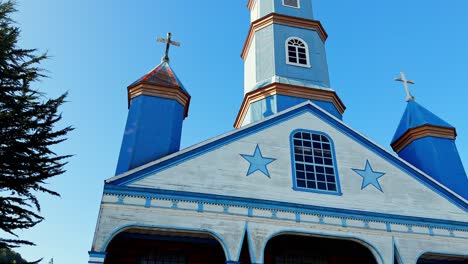 Unesco-protected-Iglesia-de-Tenaún-church-in-sunny-Dalcahue,-Chiloé,-Chile