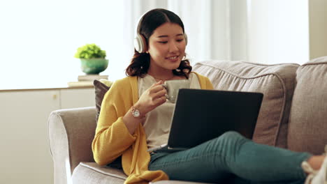 Café,-Computadora-Portátil-Y-Mujer-Asiática-En-El-Sofá