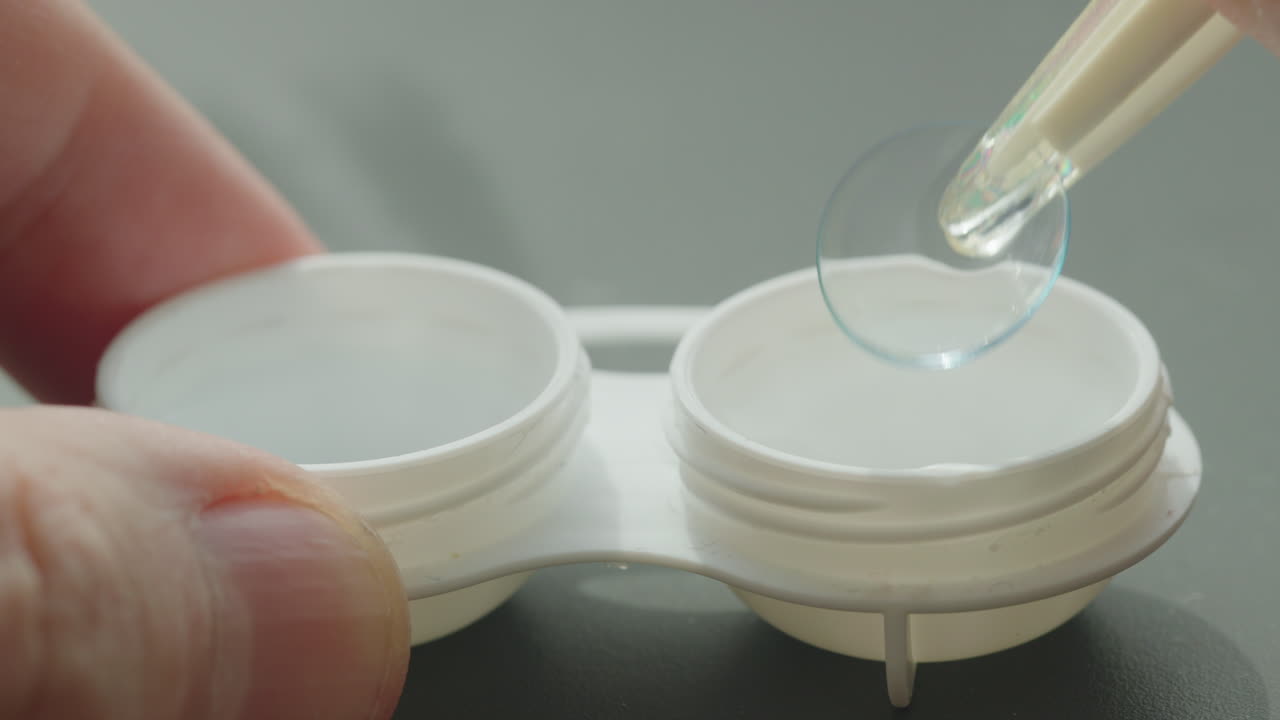 콘택트 렌즈를 케이스에 넣는 것