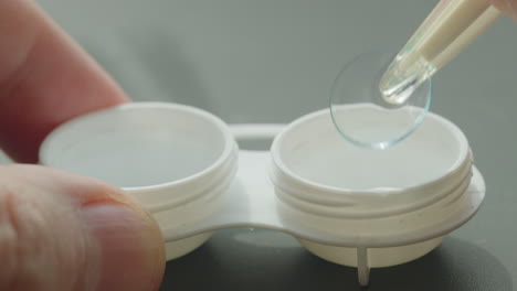 putting contact lenses into case