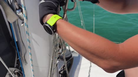 marinero trabajando en un mástil de velero