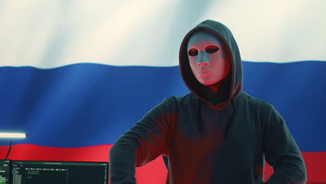 Russischer-Cyberkrimineller-Mit-Anonymer-Maske-Und-Kapuze,-Der-Einen-Totenkopf-Hält