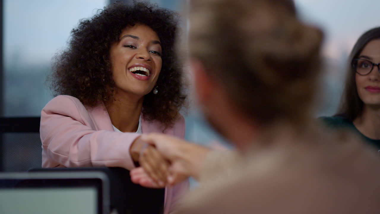 mujer de negocios hablando con un inversor. mujer ejecutiva sellando un acuerdo con un cliente.