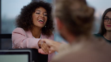 mujer de negocios hablando con un inversor. mujer ejecutiva sellando un acuerdo con un cliente.