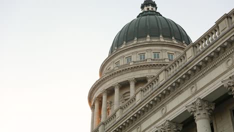 Toma-Levantada-Lentamente-Del-Edificio-Del-Capitolio-Del-Estado-De-Utah.