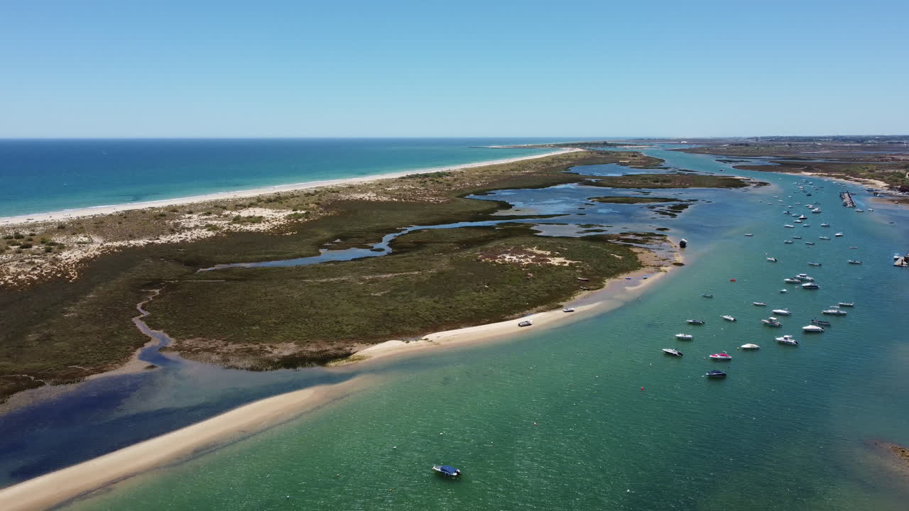 vista aérea del hermoso río y la costa en tavira, algarve, portugal en verano