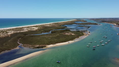 vista aérea del hermoso río y la costa en tavira, algarve, portugal en verano