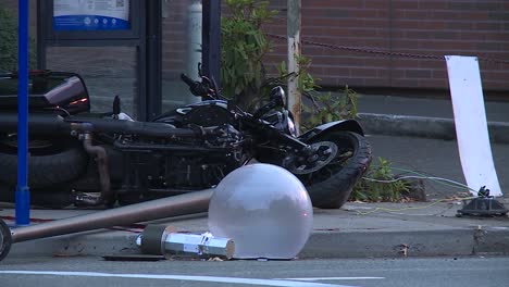 motorcycle crashes into a lightpole