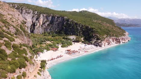 playa de gjipe, albania - antena de marcha atrás de playa de arena blanca, mar azul y costa