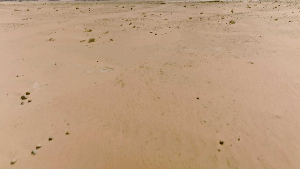 요르단 와디 럼에 있는 황량한 사막의 공중 촬영