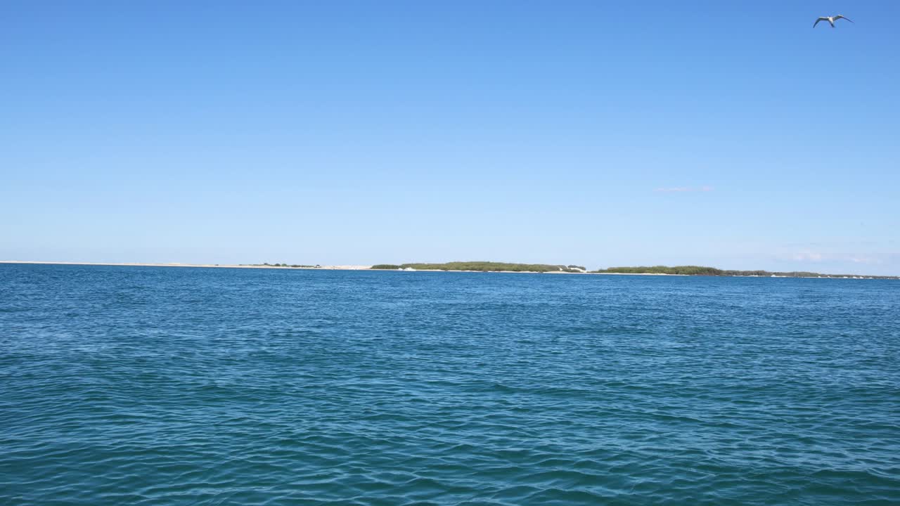 멀리 있는 섬들과 함께 평온한 바다 풍경