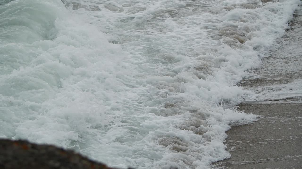 텔레 렌즈로 거품을 낸 난류의 서사시적인 느린 동작