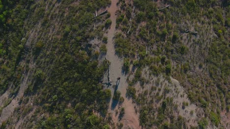 vista aérea de una persona caminando en tierra desierta en españa