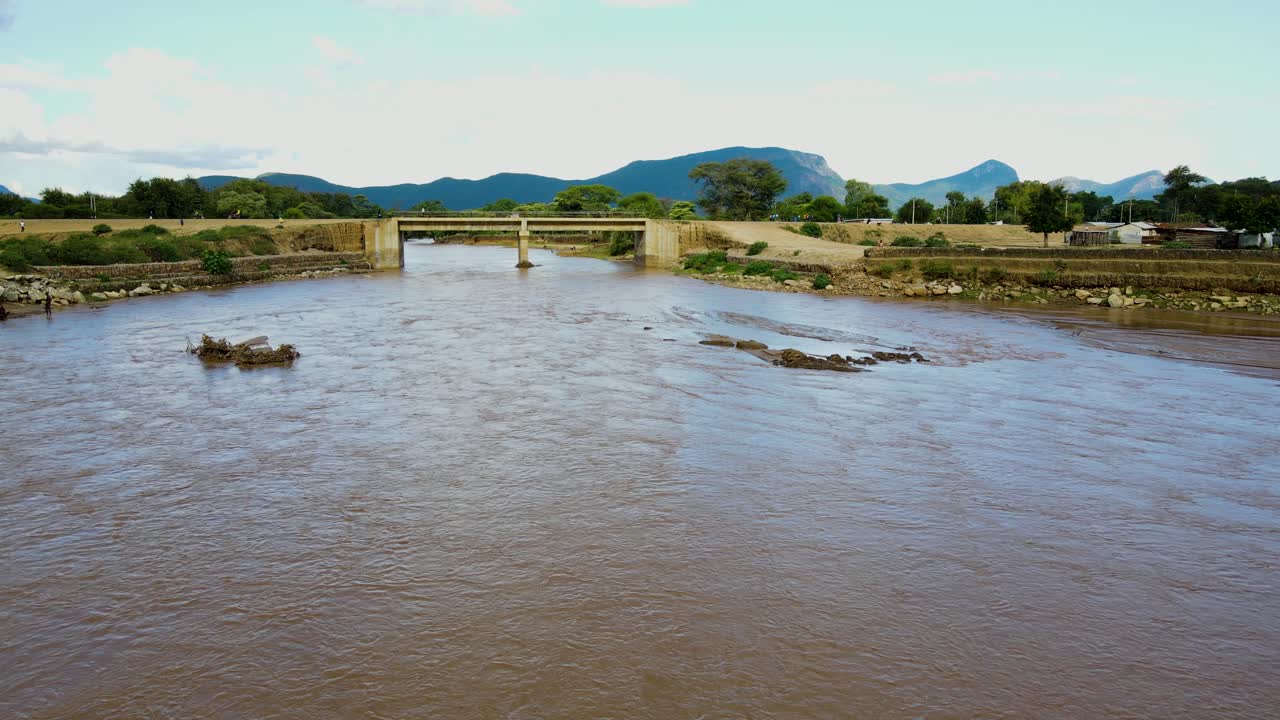 vista del paisaje fluvial desde un dron