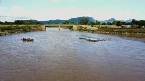 Blick-Auf-Die-Flusslandschaft-Und-Die-Drohne