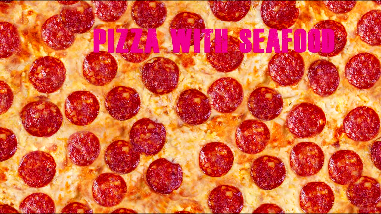 페페로니 피자 (pepperoni pizza) 의 배경 영상 - 이 사진은 레스토랑 메뉴를 디자인하는 데 완벽합니다. 내 페이지를 방문하십시오. 카페 또는 레스토랑에서 판매되는 모든 피자의 이미지를 찾을 수 있습니다.