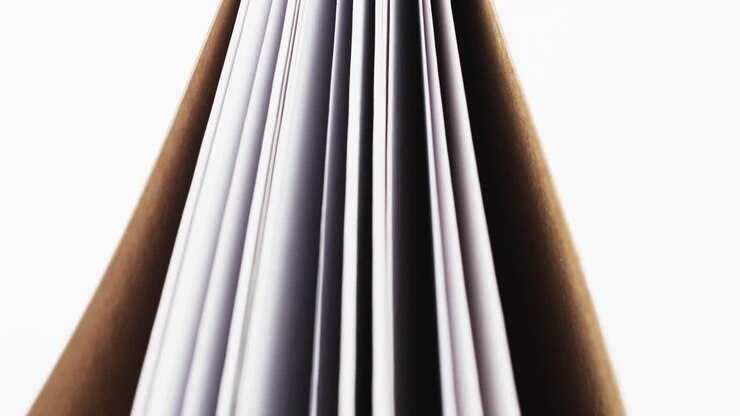 Primo piano di pagine di libro con spazio per il testo su sfondo bianco