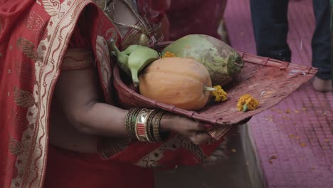 Indische-Frauen-Verehren-Den-Allmächtigen-Hinduistischen-Sonnengott-Mit-Heiligen-Opfergaben-Beim-Chhath-Fest.-Das-Video-Wurde-Am-20.-November-2023-In-Jodhpur,-Rajasthan,-Indien,-Aufgenommen