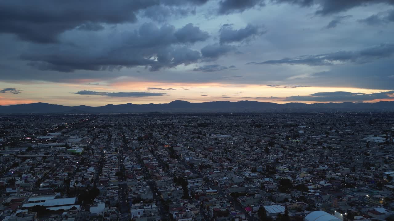 el amanecer sobre ecatepec, fronteras con la ciudad de méxico