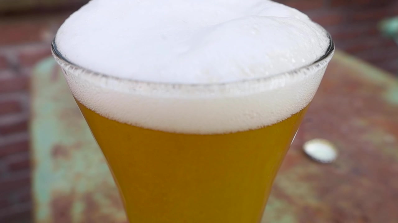 Video della schiuma sulla birra.