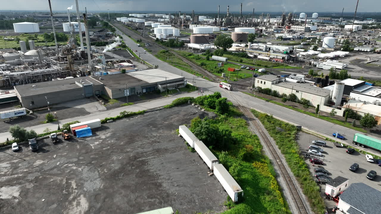 산업 지역 을 가로질러 운전 하는 소방차