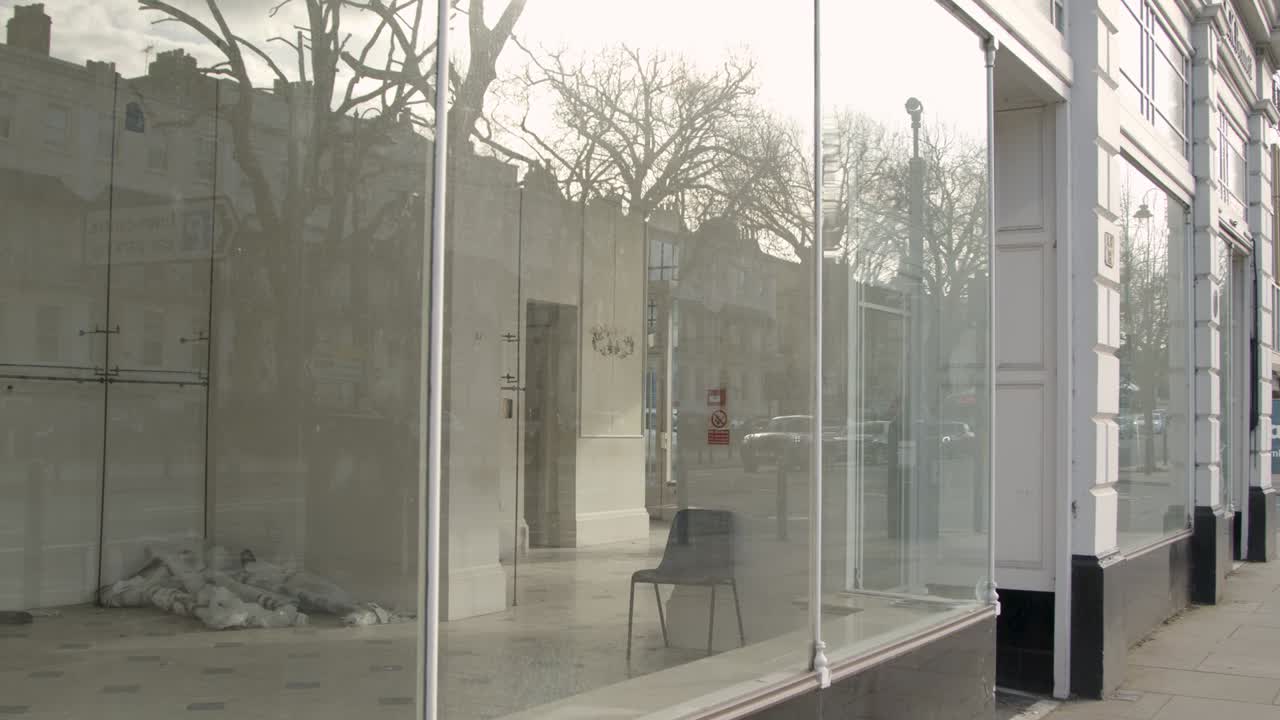 폐쇄된 매장 앞 창문을 따라 트래킹 샷