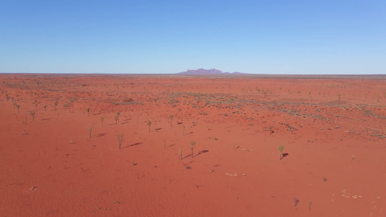 panorama del desierto rojo con vista lejana del monte olgas - parque nacional uluru-kata tjuta en el territorio del norte, australia