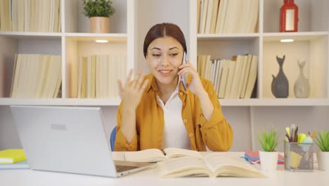 Studentin-Erhält-Gute-Nachrichten-Am-Telefon.